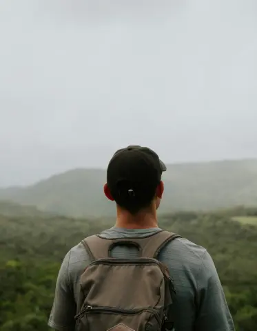 Randonneur découvrant les paysages naturels de l’île Maurice