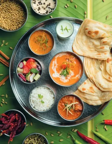 Plat mauricien traditionnel avec roti et curry parfumé