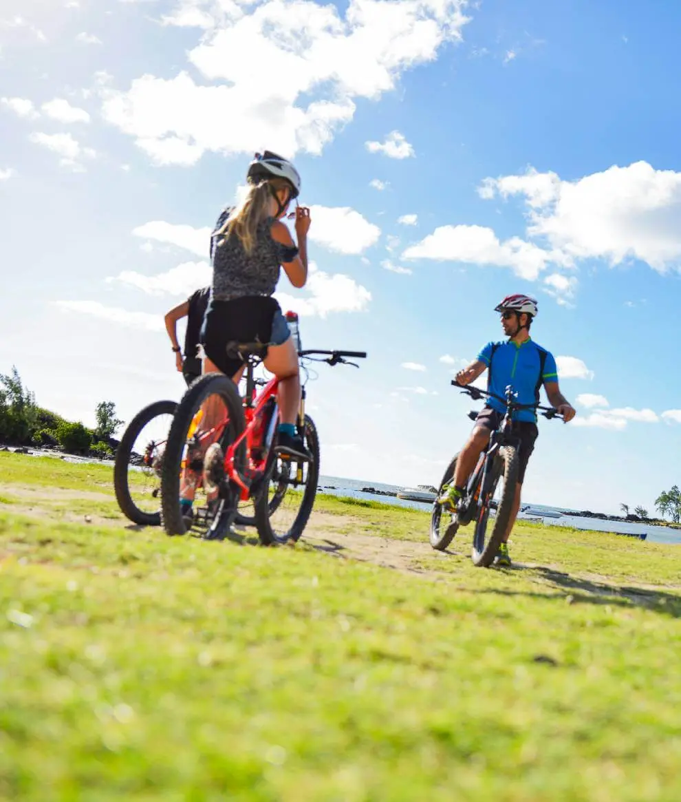 Balade-a-velo-dans-le-village-en